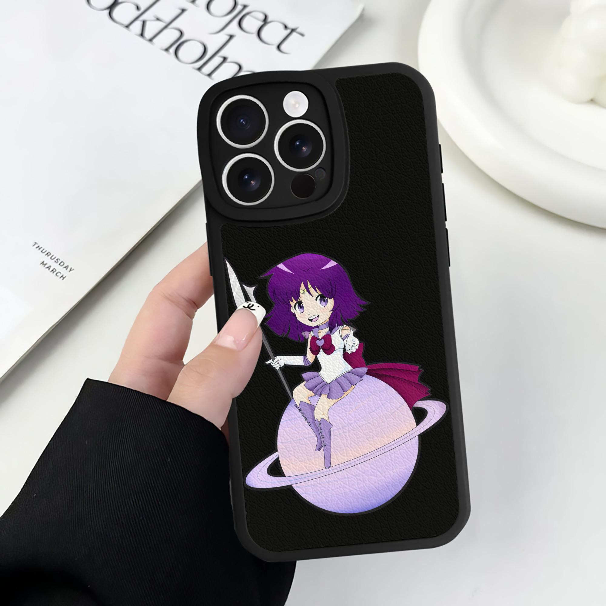 （画像用） 美少女戦士セーラームーン 土萠ほたる Sailor Moon Tomoe Hotaru （セーラーサターン；Sailor Saturn） 【iPhone 16シリーズ対応】シリコンスマホケース（レザー調） 材質：シリコン